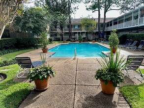 4040 San Felipe St in Houston, TX - Foto de edificio - Building Photo