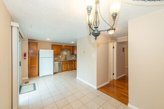 8 Constitution Way in Franklin, NJ - Building Photo - Building Photo