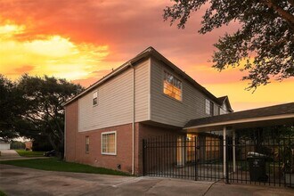 4907 Canterbury Ln in Sugar Land, TX - Building Photo - Building Photo