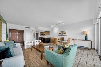 555 Crandon Blvd in Key Biscayne, FL - Building Photo - Building Photo
