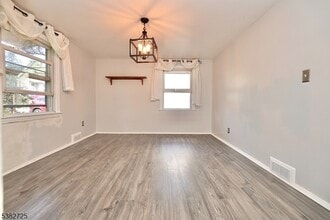 25 Glenview Dr in West Orange, NJ - Building Photo - Building Photo