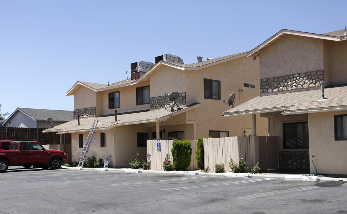 8922 I St in Hesperia, CA - Building Photo