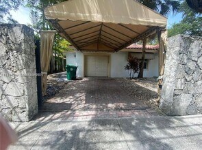 2195 Secoffee St in Miami, FL - Building Photo - Building Photo