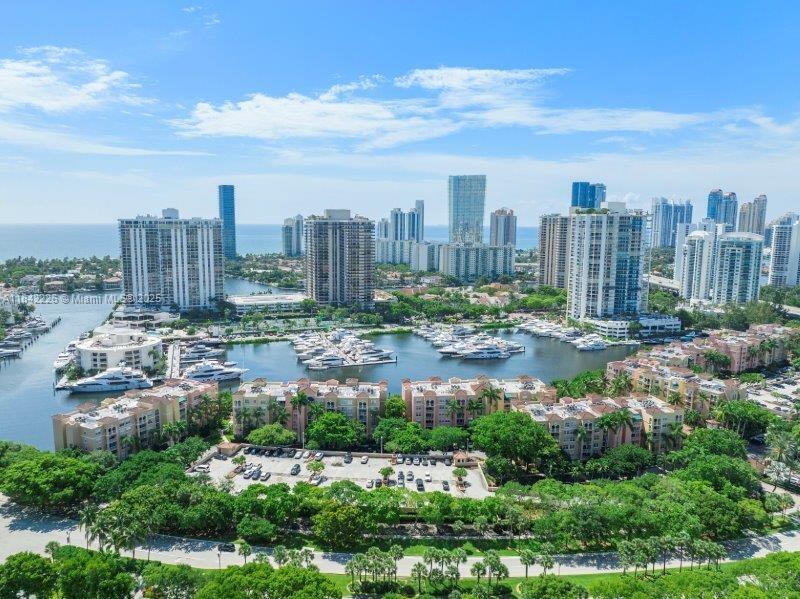 19999 E Country Club Dr, Unit 1206 in Aventura, FL - Foto de edificio