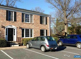 2527 Hydraulic Rd in Charlottesville, VA - Building Photo