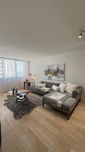 540 Brickell Key Dr in Miami, FL - Building Photo - Building Photo