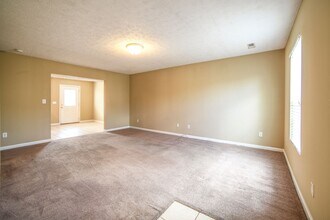 Silver Creek Apartments in Elizabethtown, KY - Building Photo - Interior Photo