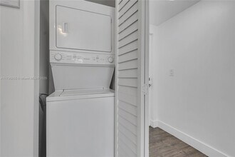 1114 Douglas Rd in Coral Gables, FL - Building Photo - Building Photo