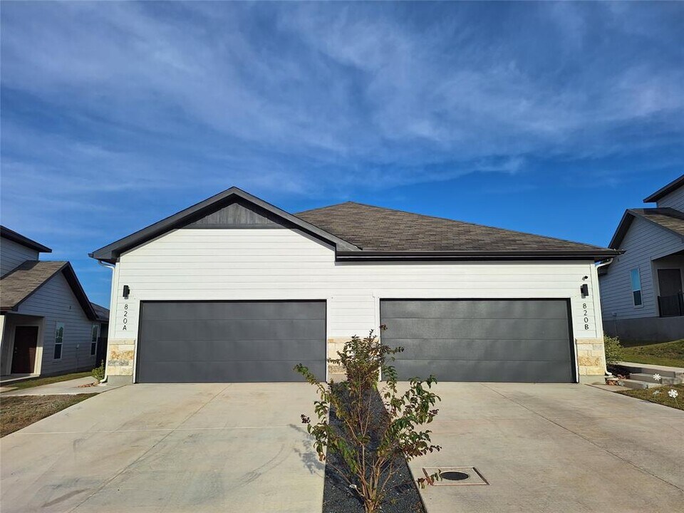 820 Staglin St in Buda, TX - Building Photo