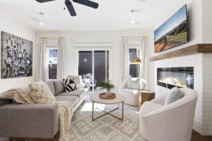 112 NW Oz Vlg Dr in Bentonville, AR - Building Photo