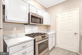 1701 Lake Shore Crest Dr in Reston, VA - Building Photo - Building Photo