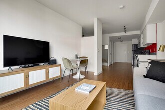 330 3rd Ave W in Seattle, WA - Foto de edificio - Building Photo