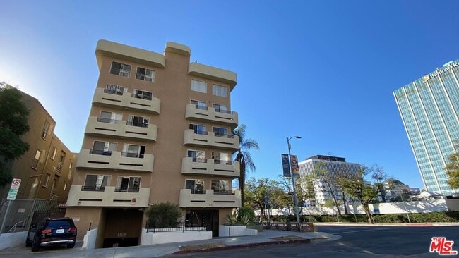 property at 701 S Kingsley Dr