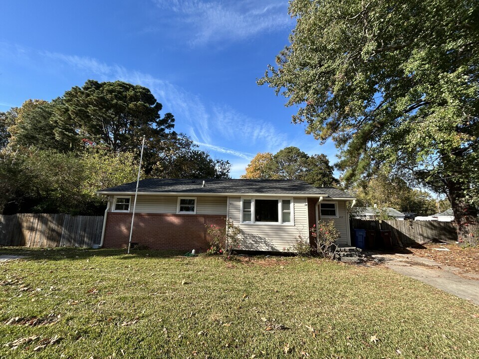 612 Providence Rd in Chesapeake, VA - Building Photo