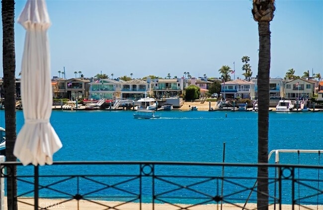 2401 Bayshore Dr in Newport Beach, CA - Building Photo - Building Photo