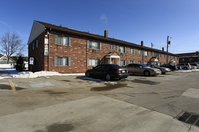 Lakeshore Colonial Apartments in Lorain, OH - Building Photo - Building Photo