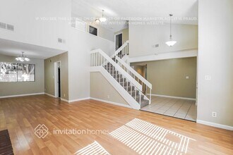 19745 Lull St in Los Angeles, CA - Foto de edificio - Building Photo