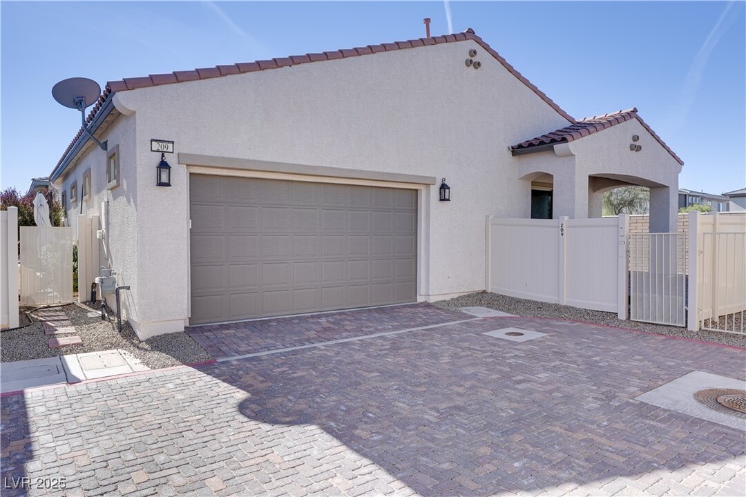 209 Coltrane Cyn Ave in Henderson, NV - Foto de edificio