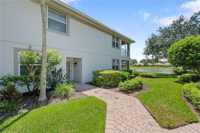 6815 Ascot Dr, Unit 102 in Naples, FL - Foto de edificio - Building Photo