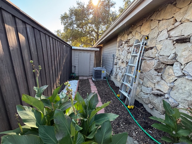 9461 Timberleaf Dr in Dallas, TX - Foto de edificio - Building Photo