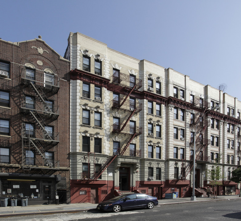 601 Metropolitan Ave in Brooklyn, NY - Building Photo