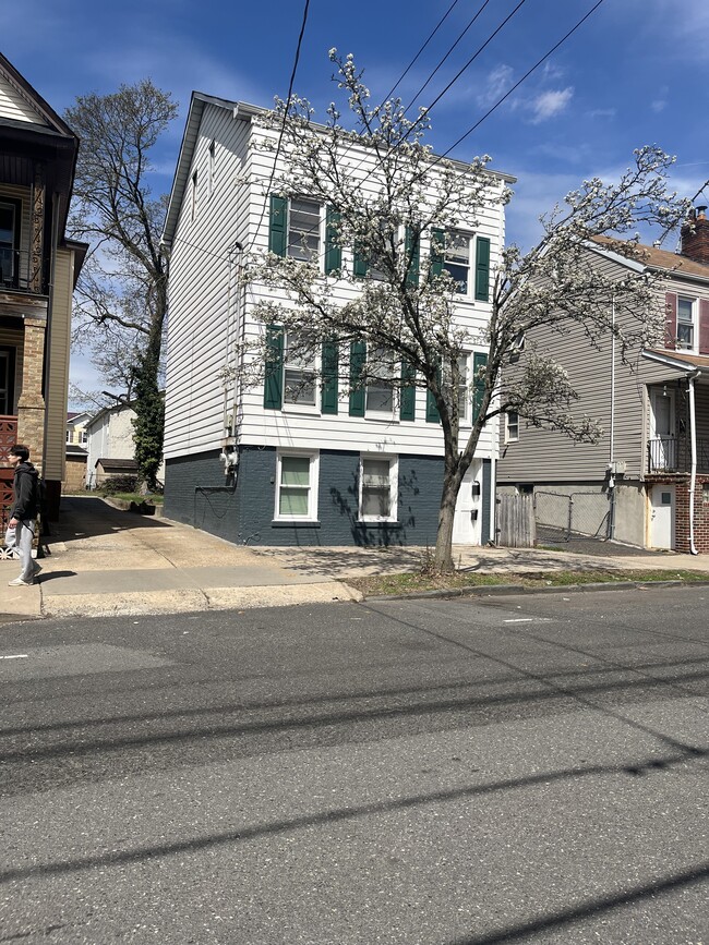 63 Bartlett St, Unit 2 in New Brunswick, NJ - Foto de edificio - Building Photo