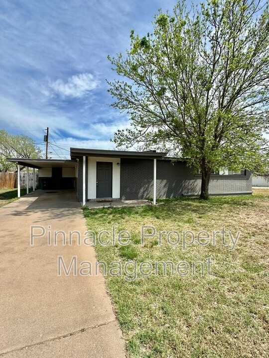 2401 Field St in San Angelo, TX - Building Photo
