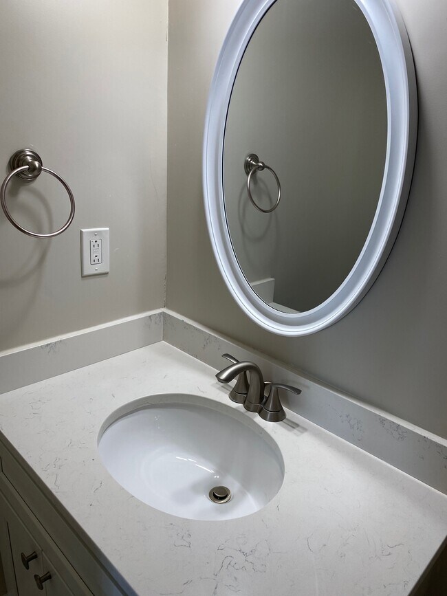 18 Johnson Ave, Unit 6 in Quincy, MA - Building Photo - Building Photo