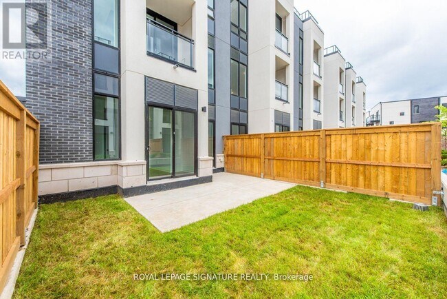 3010 Trailside Dr in Oakville, ON - Building Photo - Building Photo