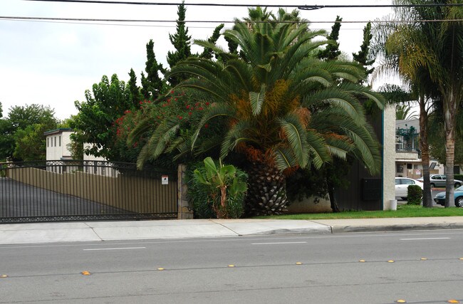 998 S Mollison Ave in El Cajon, CA - Foto de edificio - Building Photo