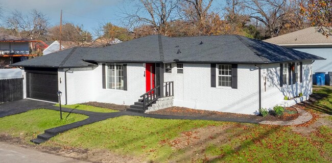 property at 3423 W Clarendon Dr