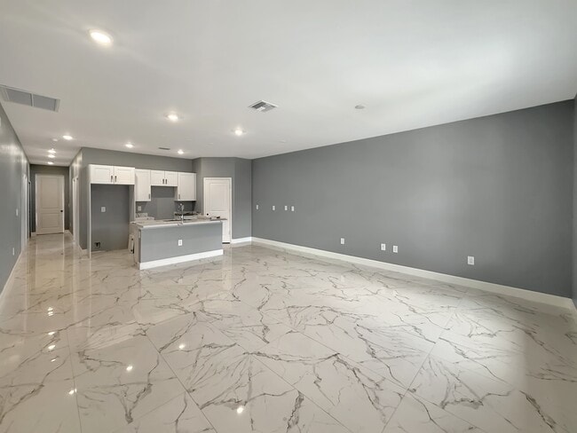 5325 27th St SW in Lehigh Acres, FL - Foto de edificio - Building Photo