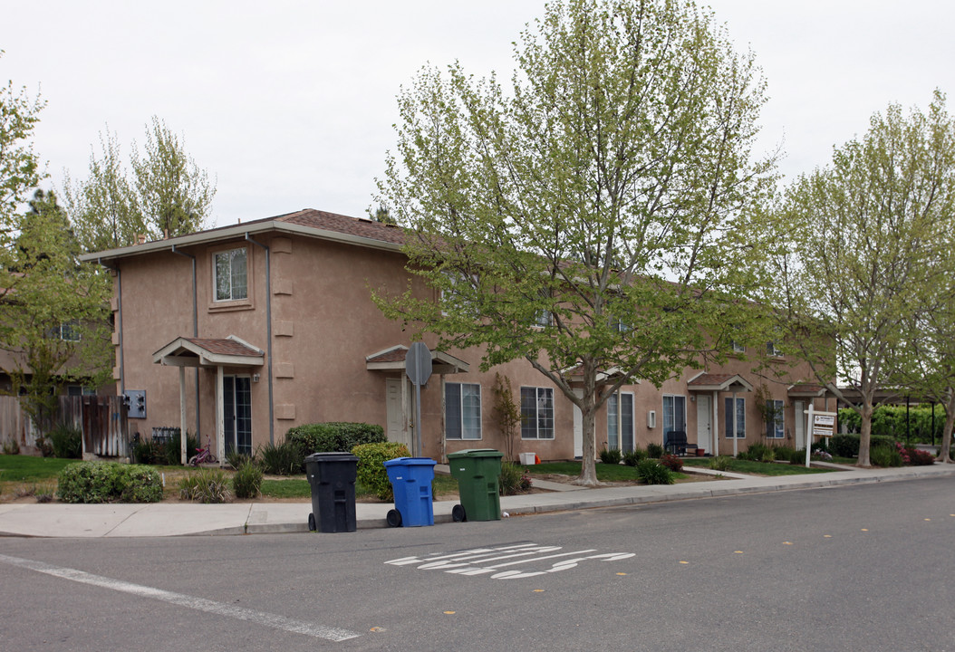 1000 N Denair Ave in Turlock, CA - Foto de edificio