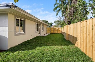 1760 NW 55th St, Unit 1 in Miami, FL - Building Photo - Building Photo