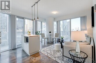 100 Harbour St in Toronto, ON - Building Photo - Building Photo