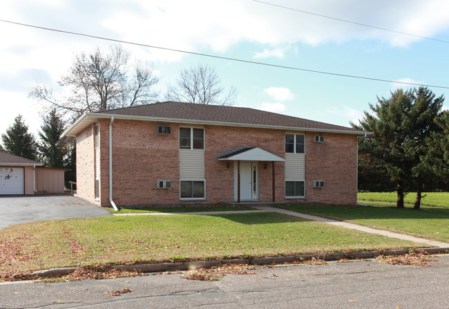 1215-1325 Henry St in Prescott, WI - Foto de edificio - Building Photo