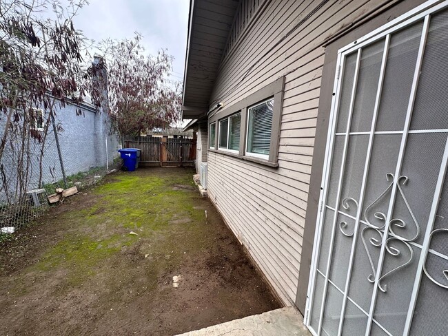 2901 E Olive Ave in Fresno, CA - Building Photo - Building Photo