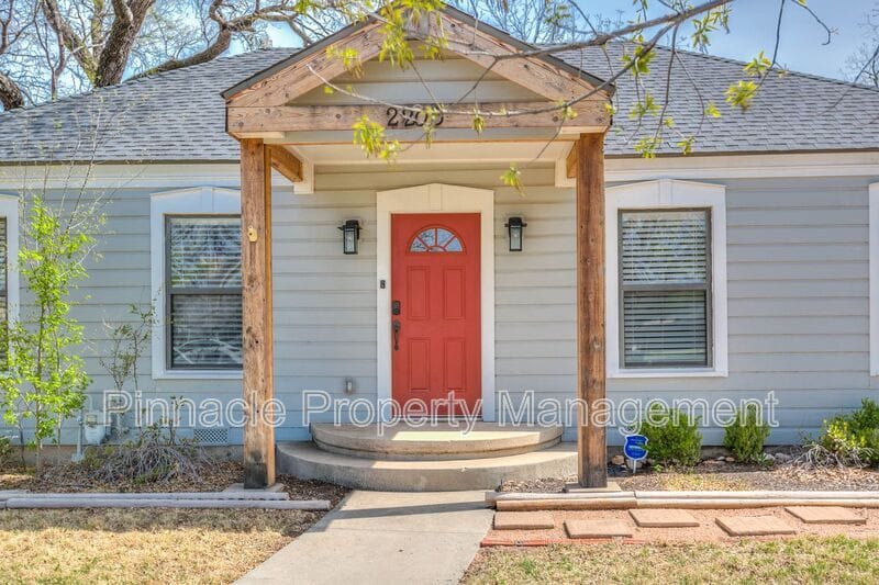 2205 Live Oak St in San Angelo, TX - Building Photo