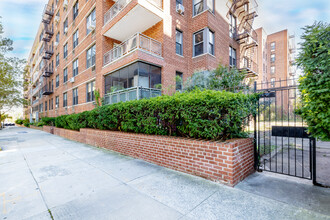 Oakwood North in Forest Hills, NY - Building Photo - Building Photo