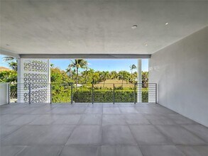 561 Warren Ln in Key Biscayne, FL - Building Photo - Building Photo