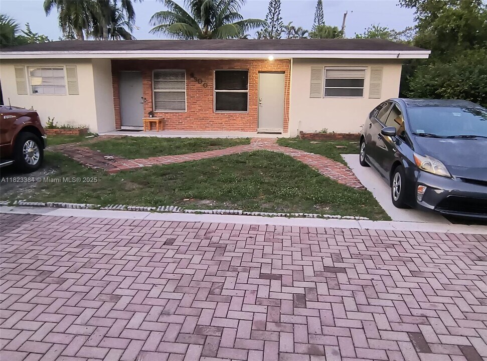 4900 SW 28th Terrace in Fort Lauderdale, FL - Building Photo