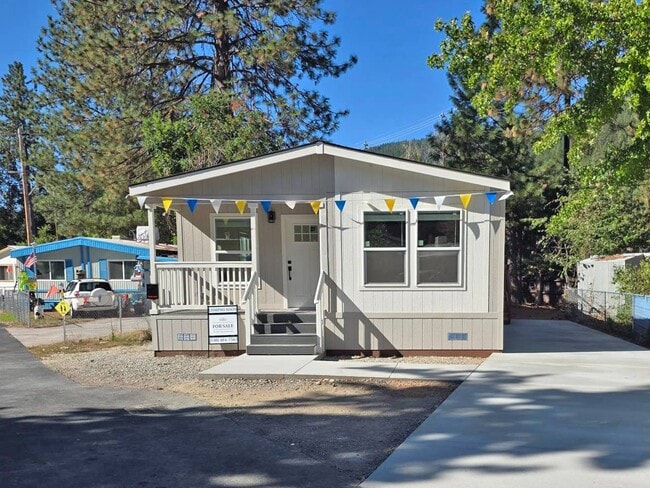 824 S 1st St in Dunsmuir, CA - Building Photo - Building Photo