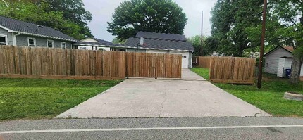 200 Poinsetta Ln in Highlands, TX - Building Photo - Building Photo