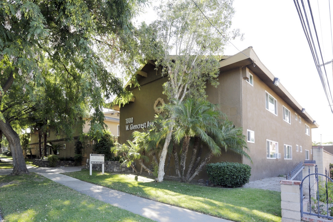 Glencrest Palms Apartments in Anaheim, CA - Building Photo