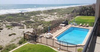 1305 S Atlantic Ave, Unit Hacienda Del Mar #370 in Cocoa Beach, FL - Building Photo