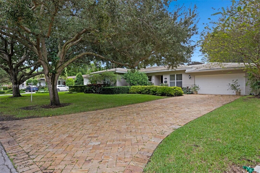 1246 Algardi Ave in Coral Gables, FL - Foto de edificio