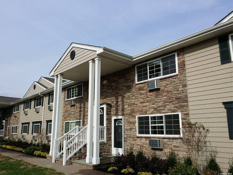 311 Brook Ave-Unit -2A in Bay Shore, NY - Building Photo