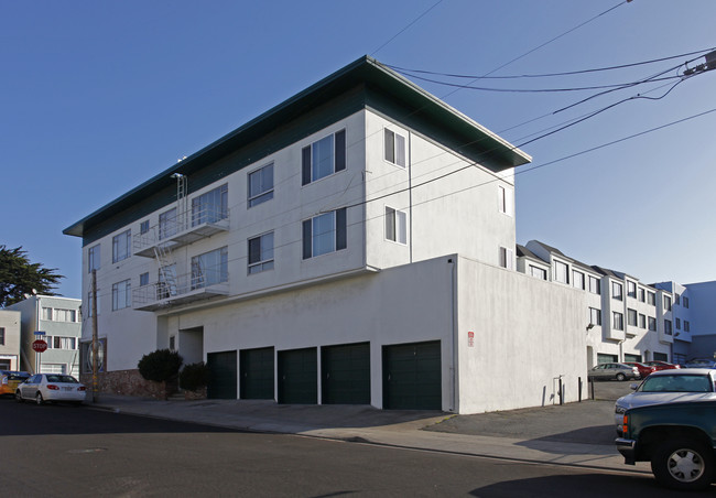 Dolan Apartments in Daly City, CA - Foto de edificio - Building Photo