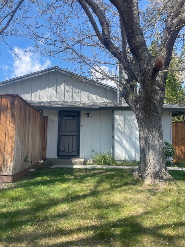 986 Ridgewood Dr in Sparks, NV - Building Photo - Building Photo