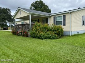 1674 White Oak River Rd in Maysville, NC - Foto de edificio - Building Photo